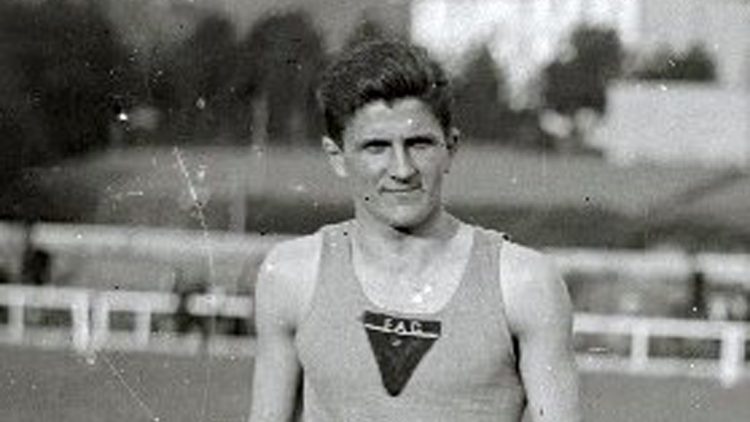 FERNANDO LABOURDETTE GANANDO EL CAMPEONATO DE ESPAÑA DE 400 ML EN 1929